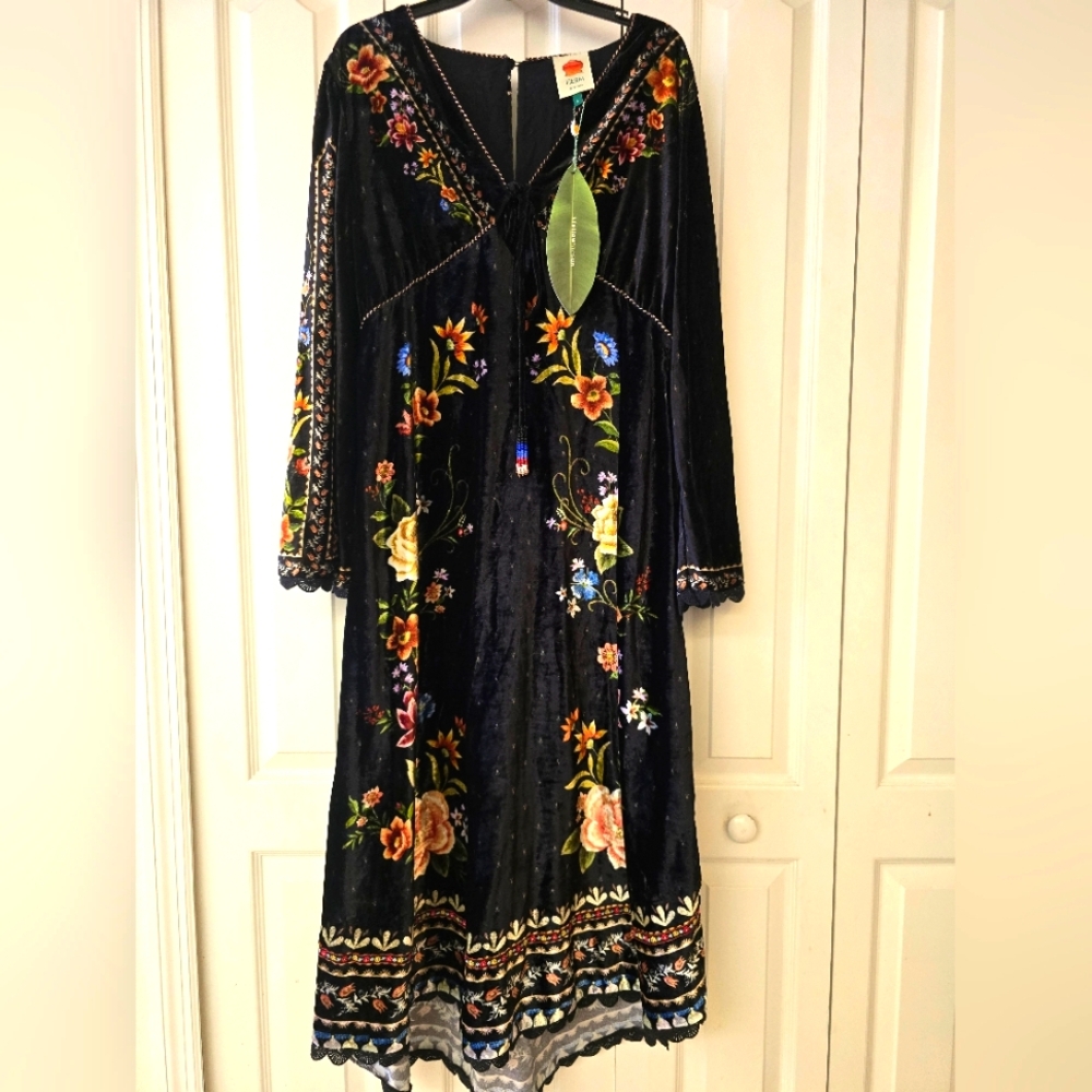 FARM RIO Floral  Black Velvet Dress SIZE Large Gorgeous!!! NWT